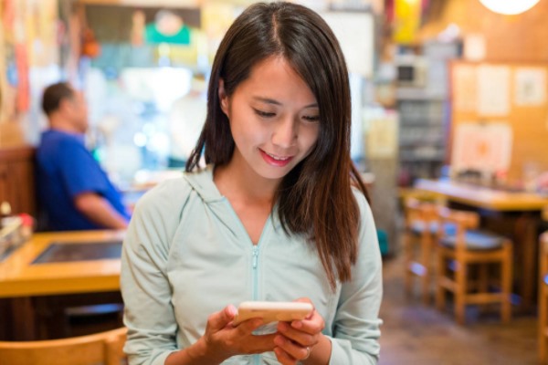 在探探上怎样让人看见我微信帐号？